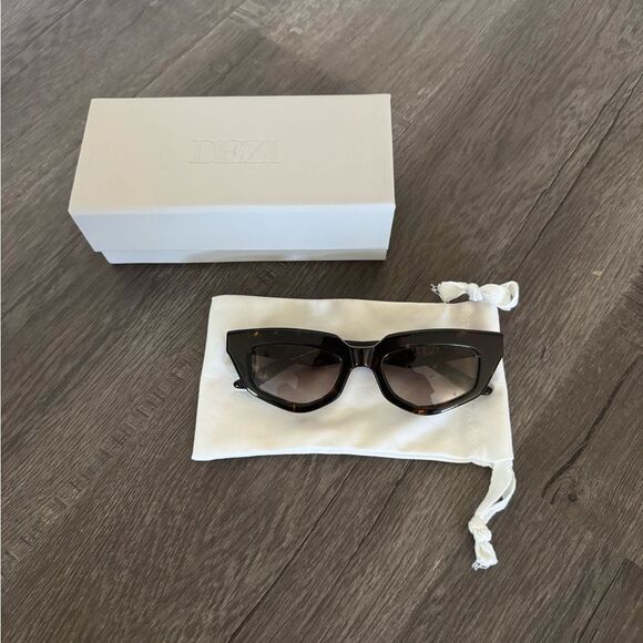DEZI On Read in Classic Tortoise main image 2